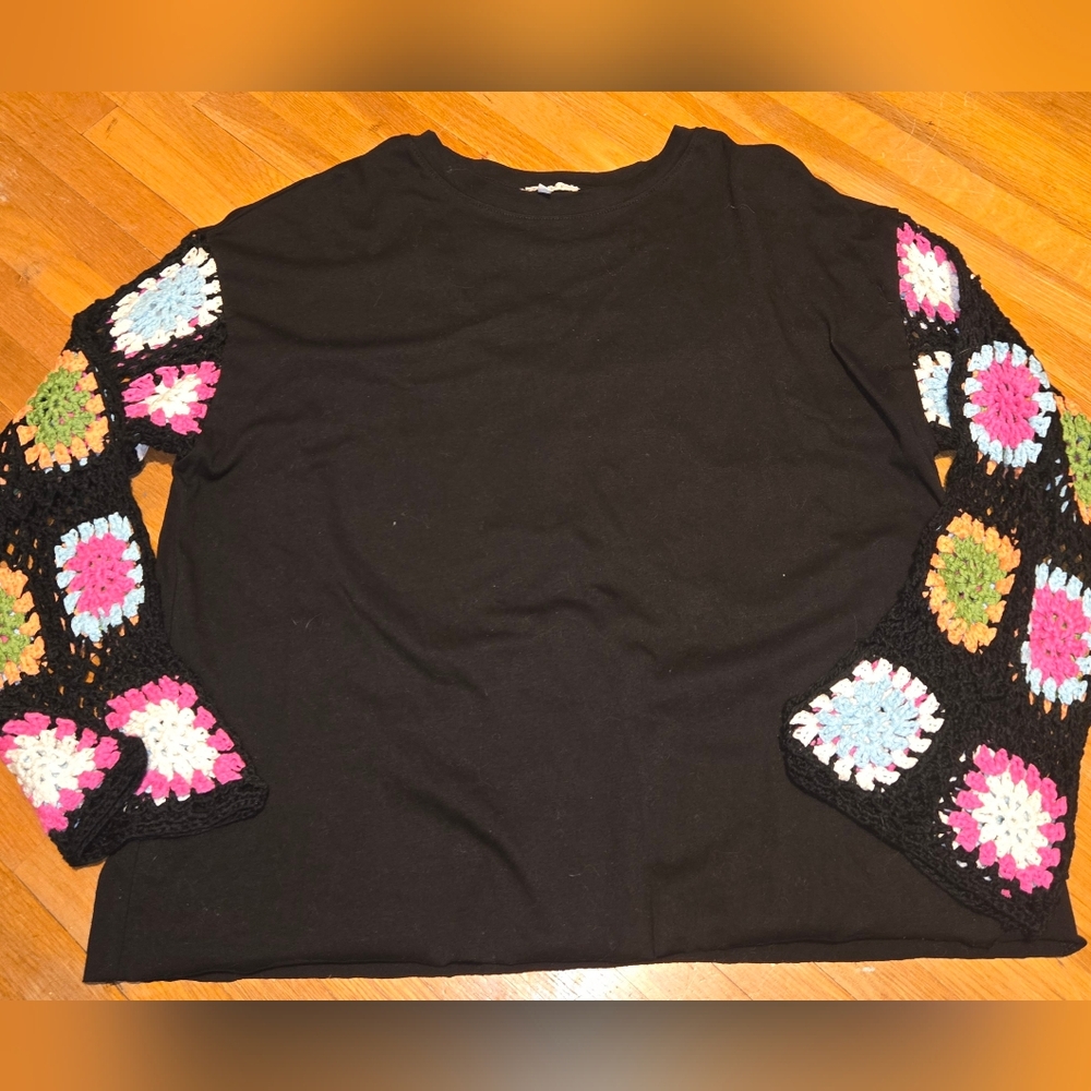 Baevely Black Top with Crochet Granny Square‎ Sleeves Medium